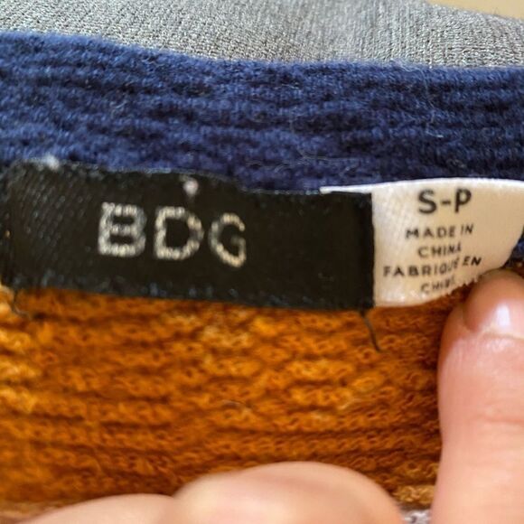 BDG Urban Outfitters, small oversized fall sweater - Picture 7 of 10